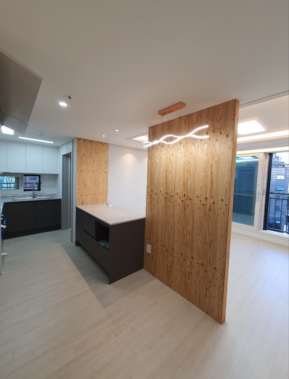 아파트 거실 낙엽송파티션시공